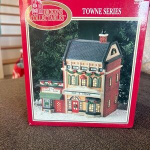 Dickens d56 Lighted pub hotel for winter village